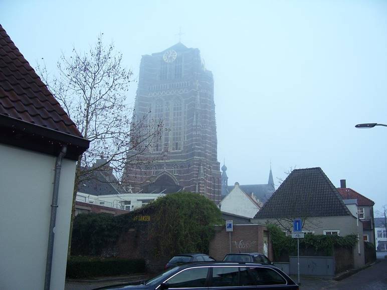 toren in mist gehuld